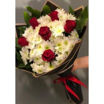 beyaz papatya ve kırmızı güller