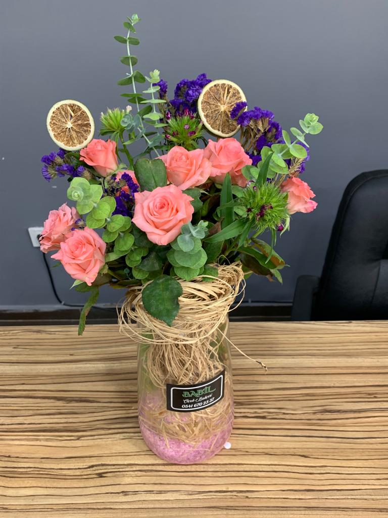 Vazoda pembe gül arajman