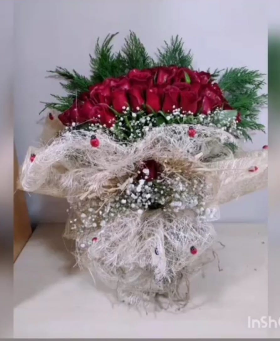 Vazoda Kırmızı Güller