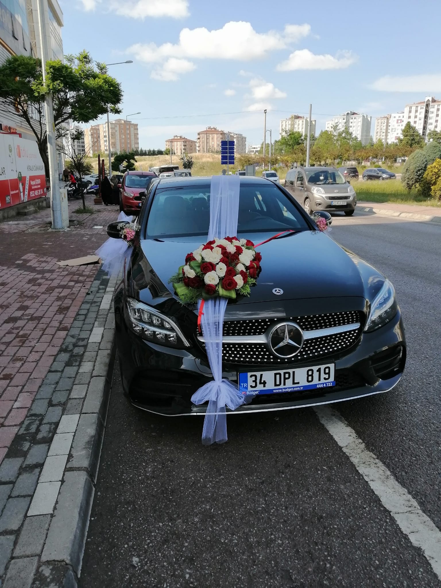 Gelin Arabası Beyaz Kırmızı Gül Aranjman